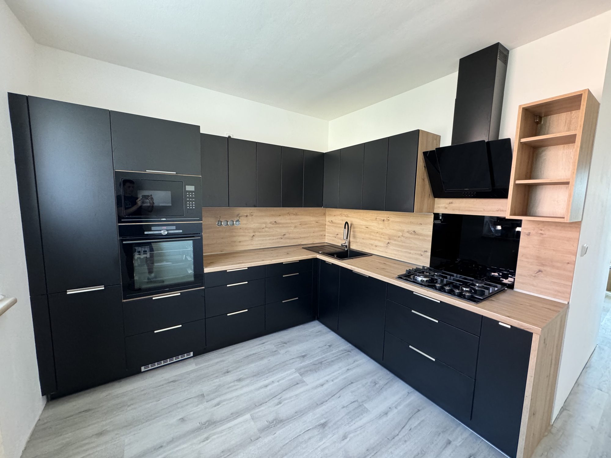 Černá matná kuchyně na míru s dubovou deskou a plynovou varnou deskou — realizace LS Kuchyně Cheb
