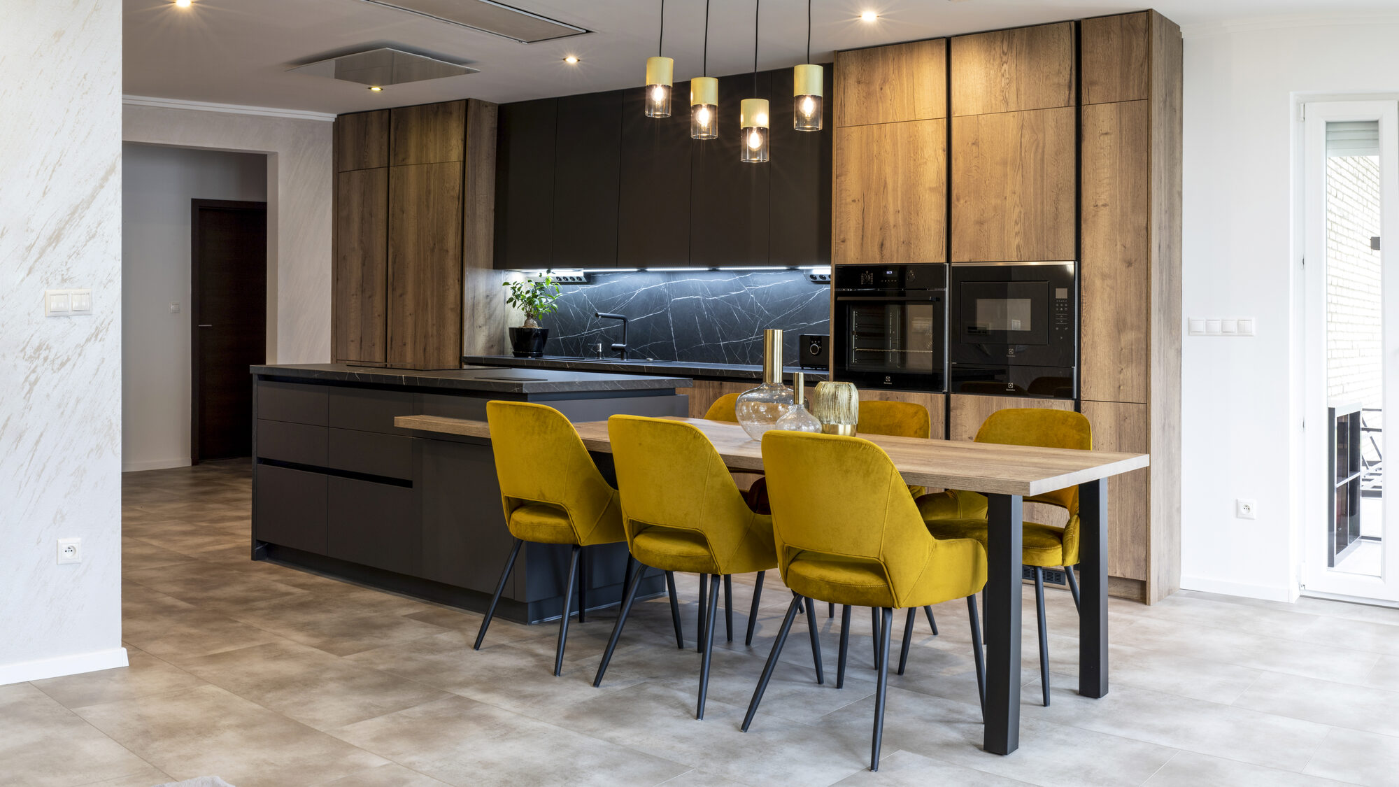 Inspirace — moderní kuchyně dub a černá matná s mramorovým obkladem